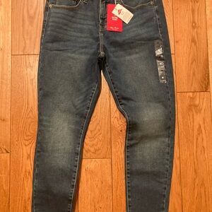 Never worn Lucky Brand Ava mid rise skinny jeans